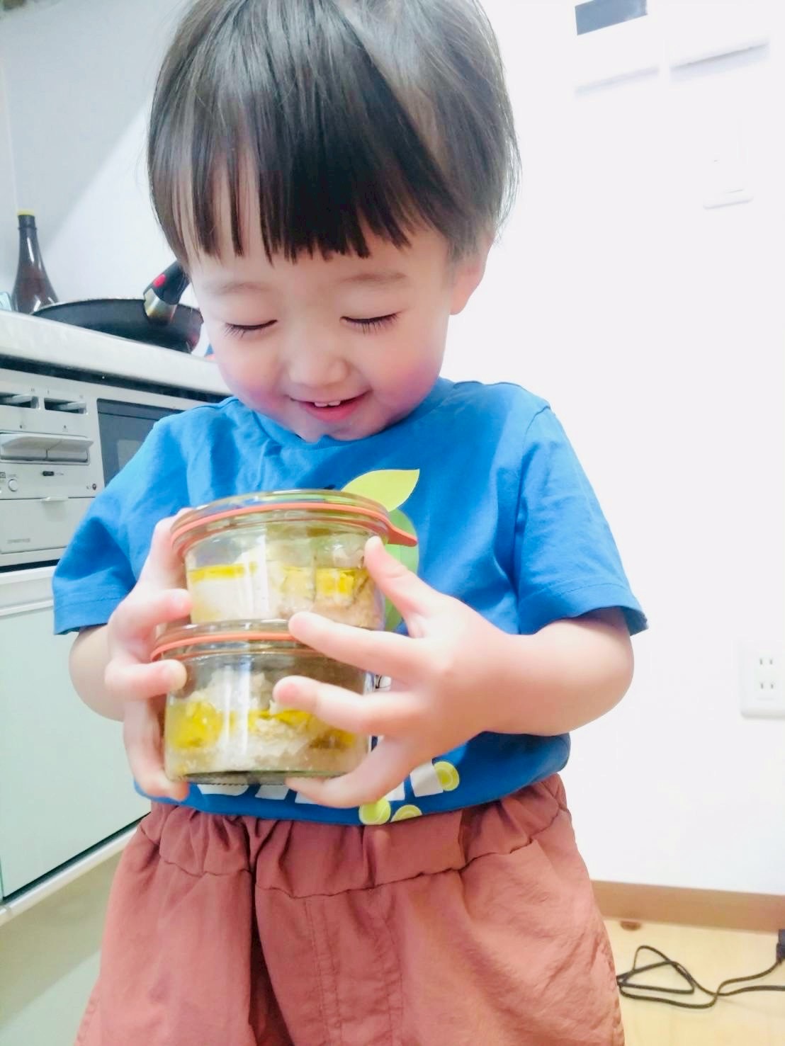 WECKの瓶を嬉しそうに持つ子ども